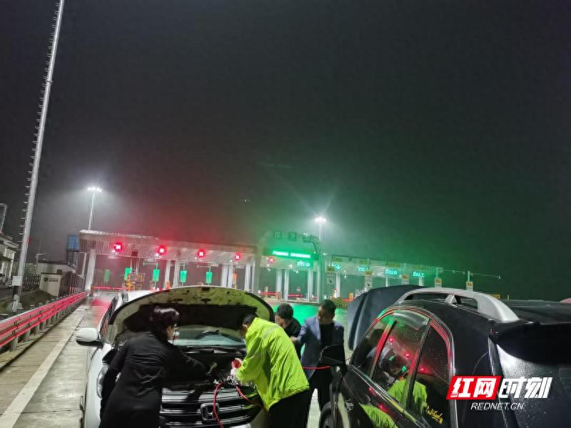 高速雨夜突发故障，常德收费站暖心救援陈先生一家