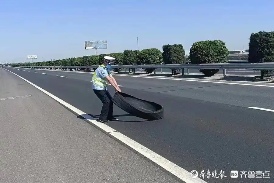 高速交警_高速公路抛洒物清理_高速交警路面巡逻