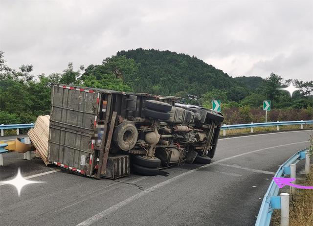 重磅新规撕裂现实？高速匝道限速不分车型，半挂车与小轿车同速安全吗？-有驾